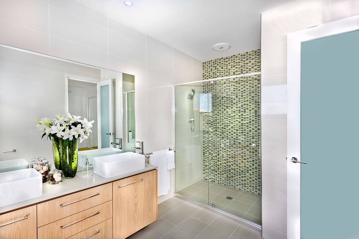 Barrierefreies Badezimmer mit gut zugänglicher Dusche und viel Bewegungsfläche